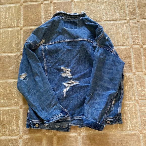 American Eagle Distressed Jean Jacket - Picture 4 of 5